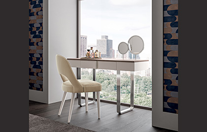 
Finish LY40 LACQUERED WISH<br>
<strong>YSE01</strong> Chair with lacquered legs<br>
<strong>YCN02</strong> Vanity table with circular mirrors<br>
