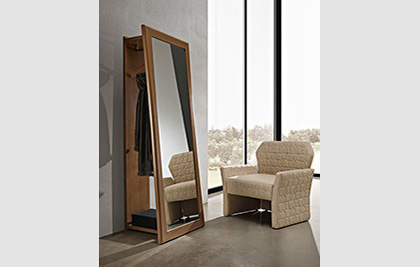 
SPMONLP  
Mirror with clothes hanger_Avana scuro finish

POMON
Armchair_Rebel 1T Avana upholstery
