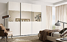 LACQUERED ASH FINISH FR01 OFF-WHITE . MIRRORED DOOR 
FENICE WARDROBE WITH 3 SLIDING DOORS W/HIGH MIRROR
