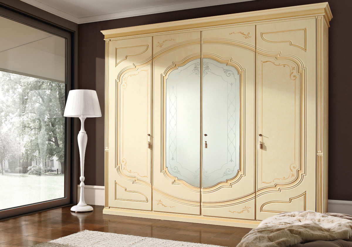 Wardrobe with 4 hinged doors and mirrors, glazed honey finish with florentine art and fresco, ochre colour wash