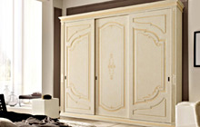 Wardrobe with 3 sliding doors, antique finish with ochre colour wash